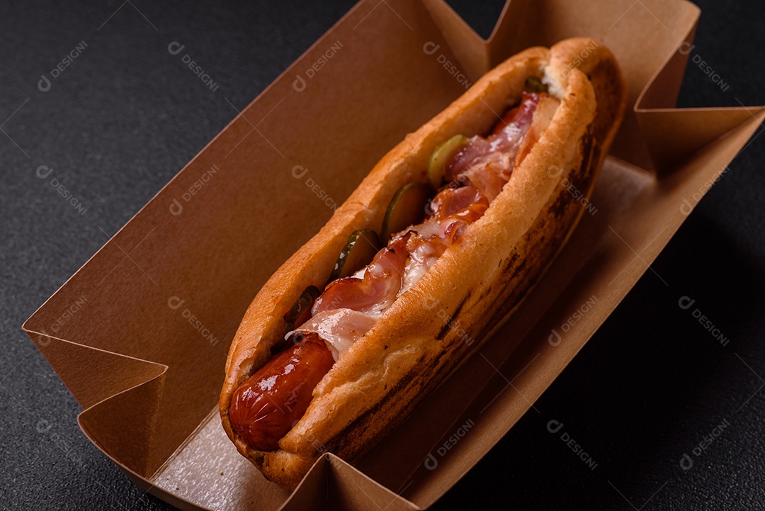 A imagem mostra um cachorro-quente, um prato popular feito com pão e salsicha.