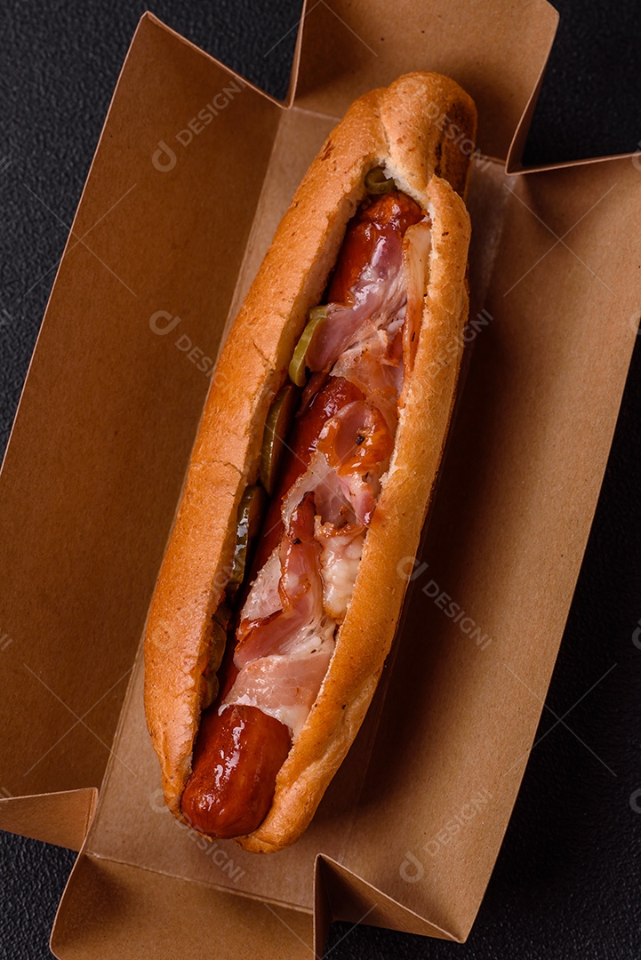 A imagem mostra um cachorro-quente, um prato popular feito com pão e salsicha.