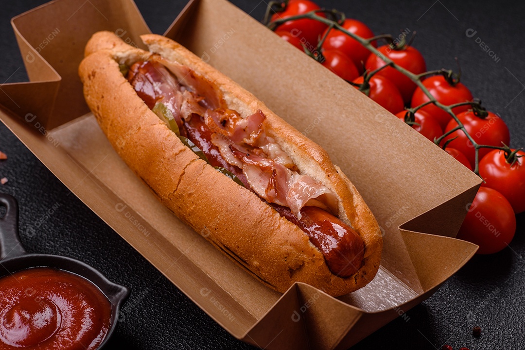 A imagem mostra um cachorro-quente, um prato popular feito com pão e salsicha.