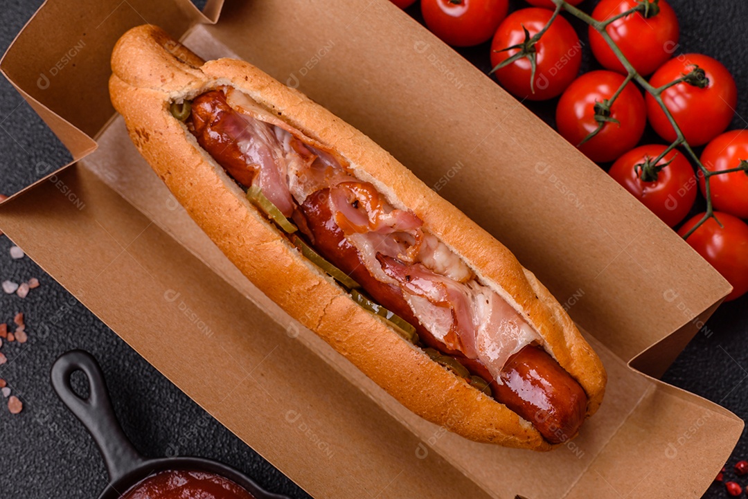 A imagem mostra um cachorro-quente, um prato popular feito com pão e salsicha.