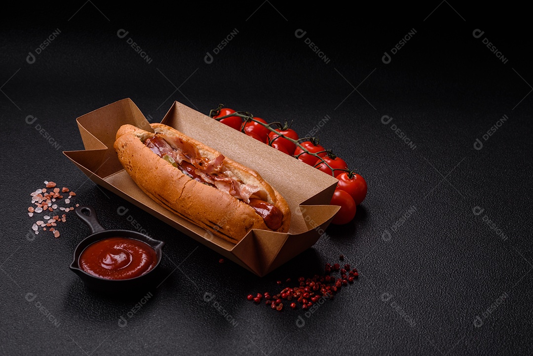 A imagem mostra um cachorro-quente, um prato popular feito com pão e salsicha.