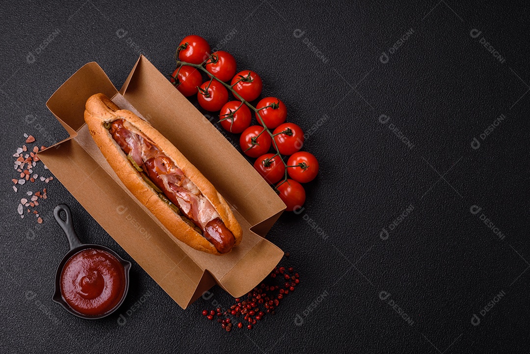 A imagem mostra um cachorro-quente, um prato popular feito com pão e salsicha.