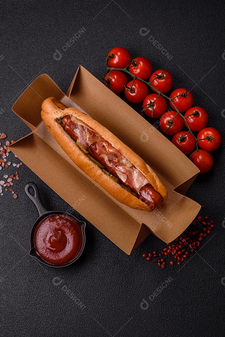 A imagem mostra um cachorro-quente, um prato popular feito com pão e salsicha.