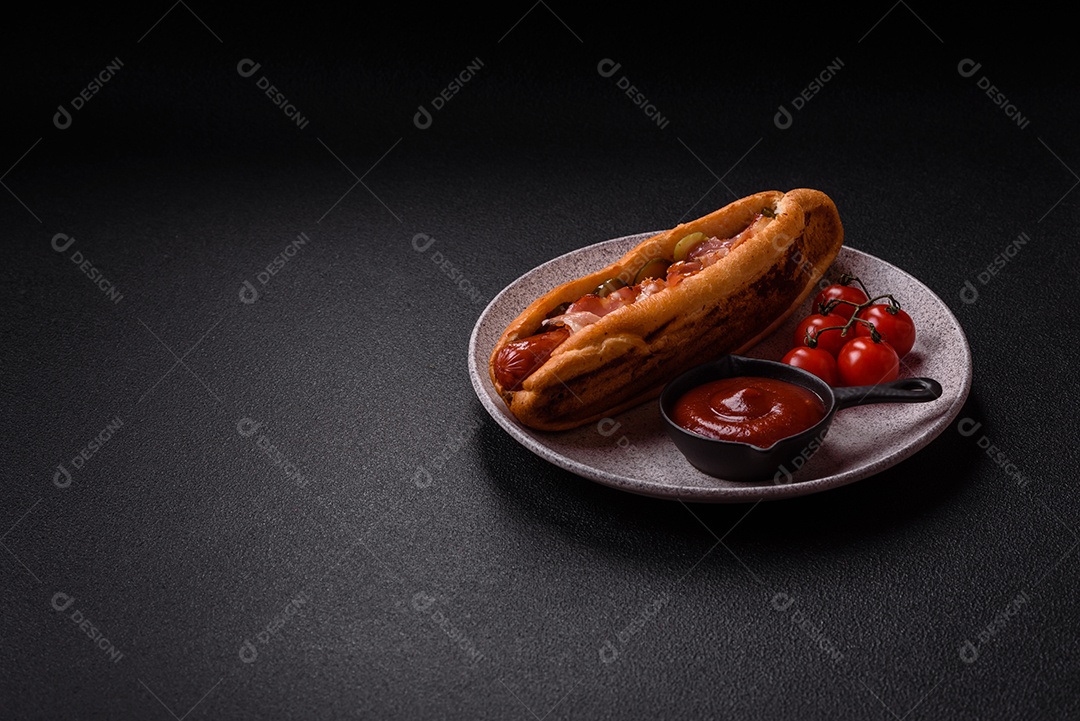 A imagem mostra um cachorro-quente, um prato popular feito com pão e salsicha.