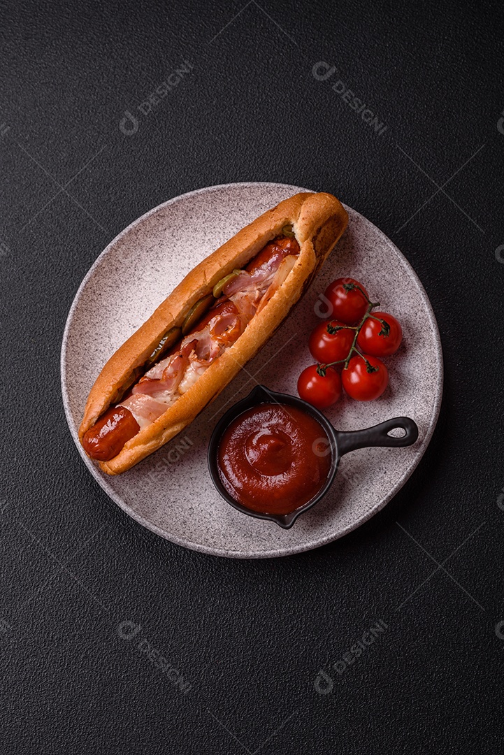 A imagem mostra um cachorro-quente, um sanduíche popular feito com salsicha em um pão alongado