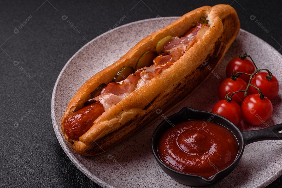 A imagem mostra um cachorro-quente, um sanduíche popular feito com salsicha em um pão alongado
