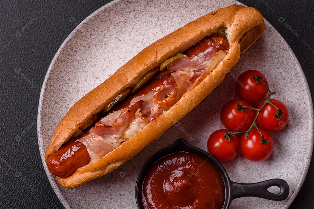 A imagem mostra um cachorro-quente, um sanduíche popular feito com salsicha em um pão alongado
