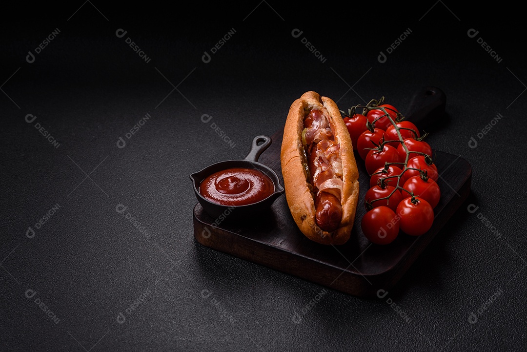 A imagem mostra um cachorro-quente, um sanduíche popular feito com salsicha em um pão alongado