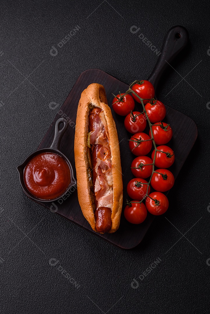 A imagem mostra um cachorro-quente, um sanduíche popular feito com salsicha em um pão alongado