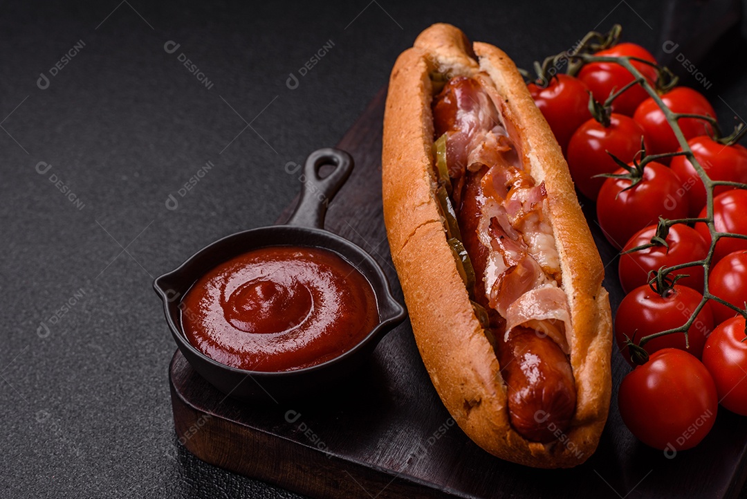A imagem mostra um cachorro-quente, um sanduíche popular feito com salsicha em um pão alongado