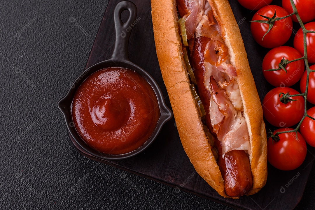 A imagem mostra um cachorro-quente, um sanduíche popular feito com salsicha em um pão alongado