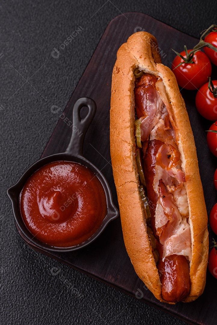 A imagem mostra um cachorro-quente, um sanduíche popular feito com salsicha em um pão alongado