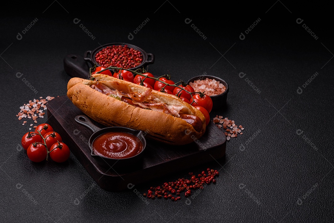 A imagem mostra um cachorro-quente, um sanduíche popular feito com salsicha em um pão alongado