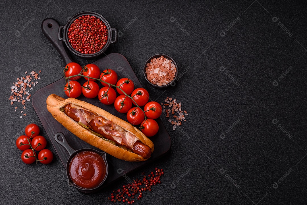 A imagem mostra um cachorro-quente, um sanduíche popular feito com salsicha em um pão alongado