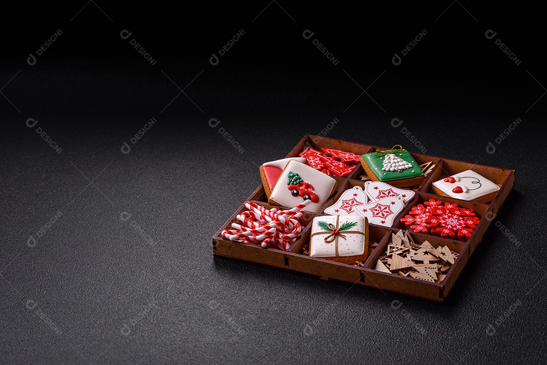 A imagem mostra biscoitos de gengibre (gingerbread) decorados, tipicamente associados ao Natal.
