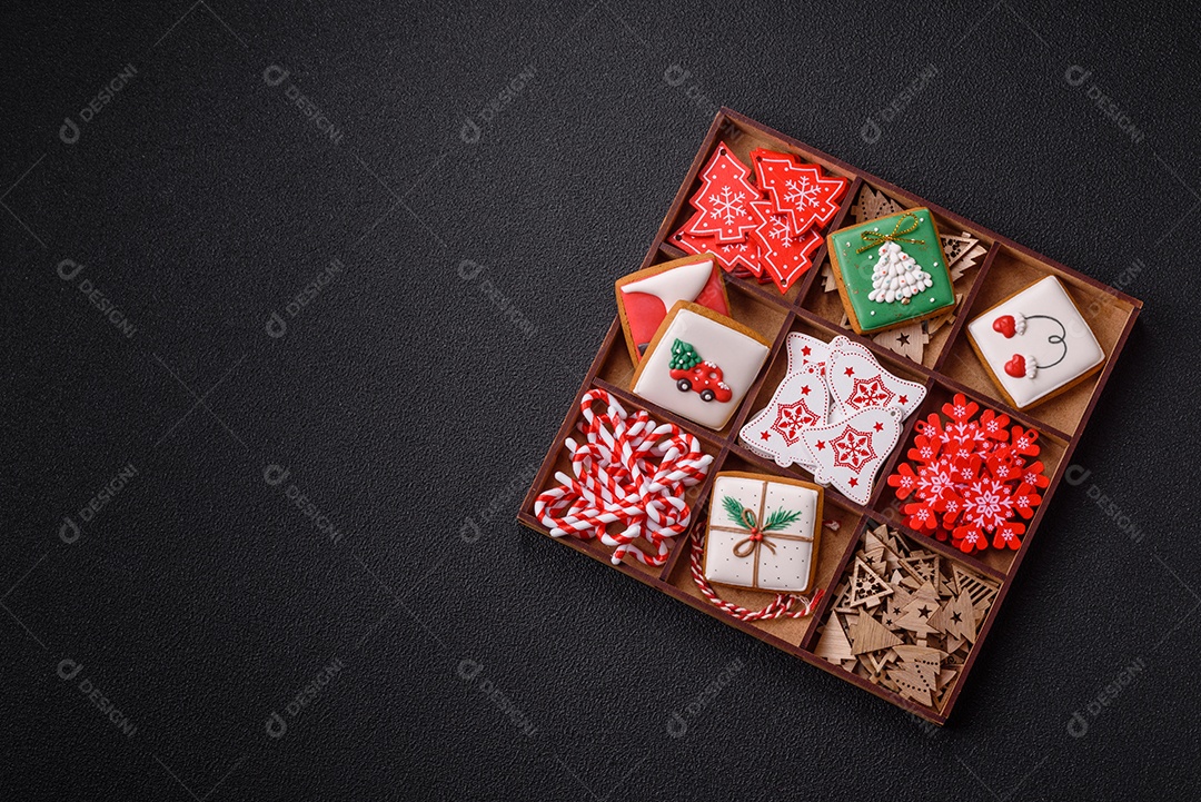 A imagem mostra biscoitos de gengibre (gingerbread) decorados, tipicamente associados ao Natal.