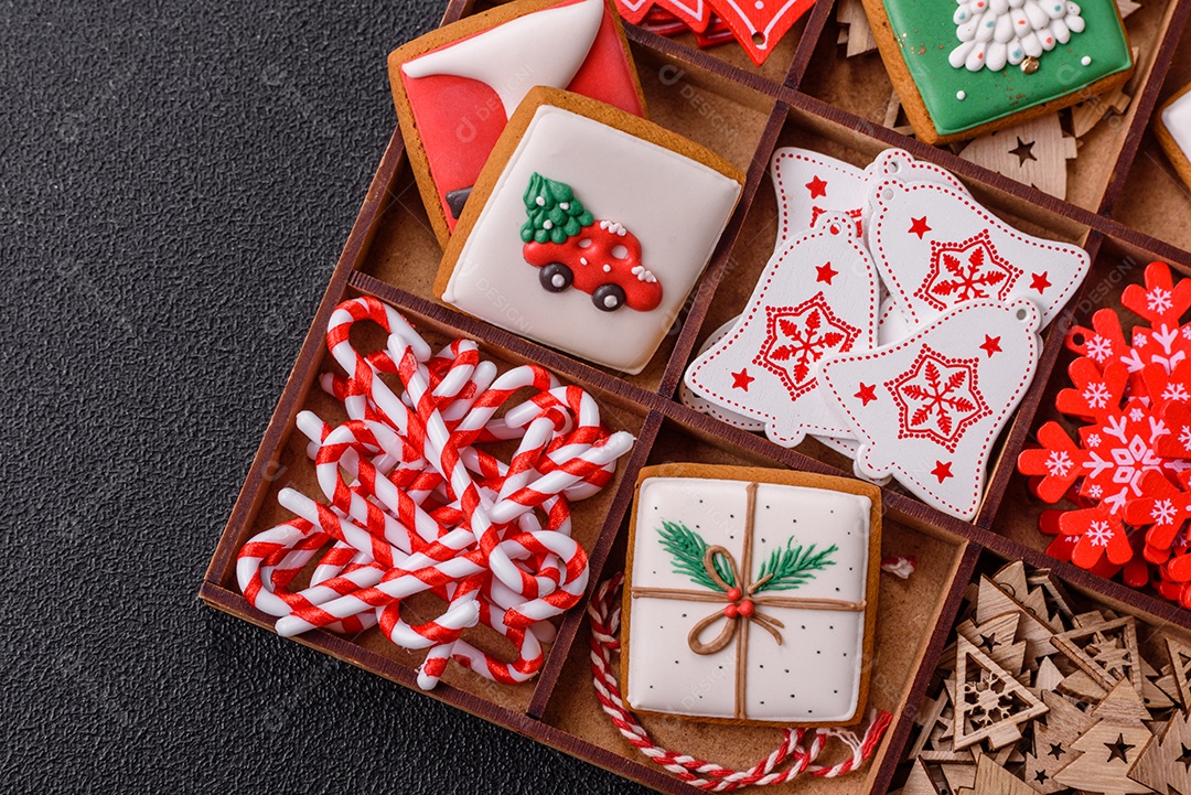 A imagem mostra biscoitos de gengibre (gingerbread) decorados, tipicamente associados ao Natal.