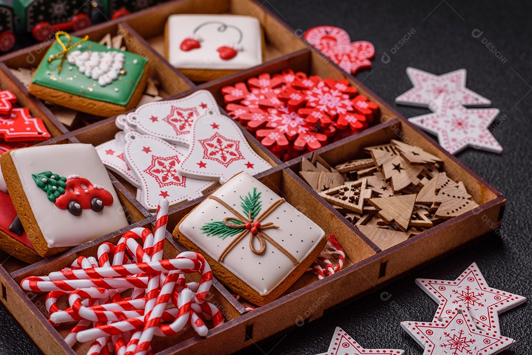 A imagem mostra biscoitos de gengibre (gingerbread) decorados, tipicamente associados ao Natal.