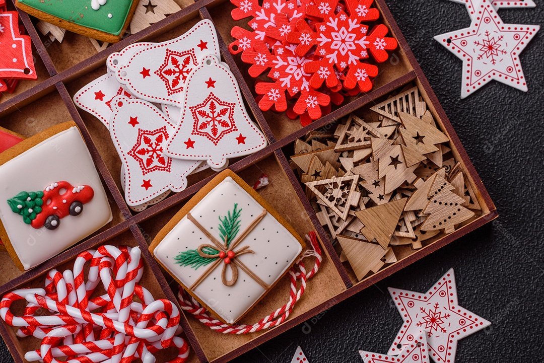 A imagem mostra biscoitos de gengibre (gingerbread) decorados, tipicamente associados ao Natal.