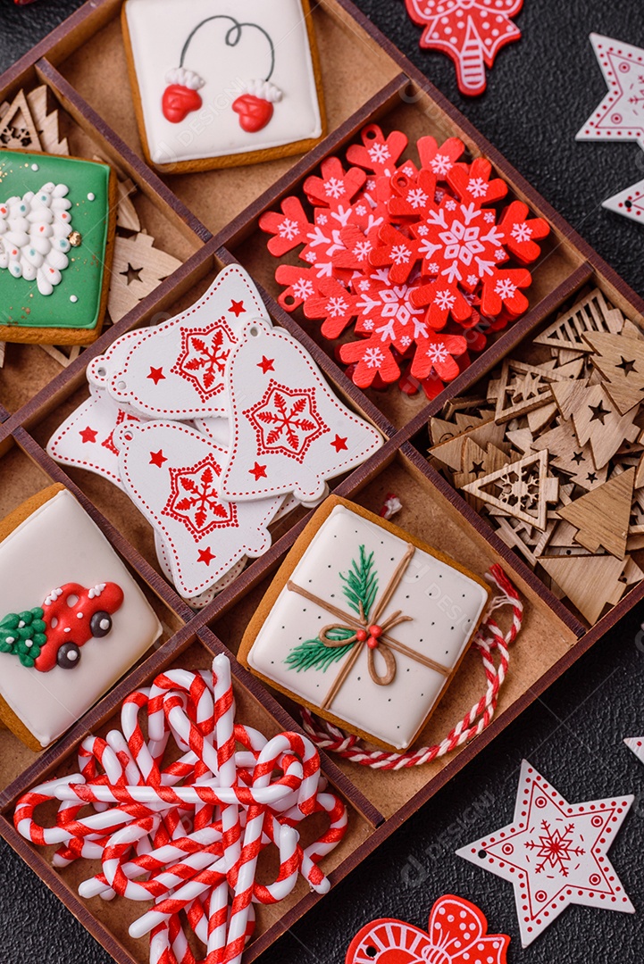 A imagem mostra biscoitos de gengibre (gingerbread) decorados, tipicamente associados ao Natal.