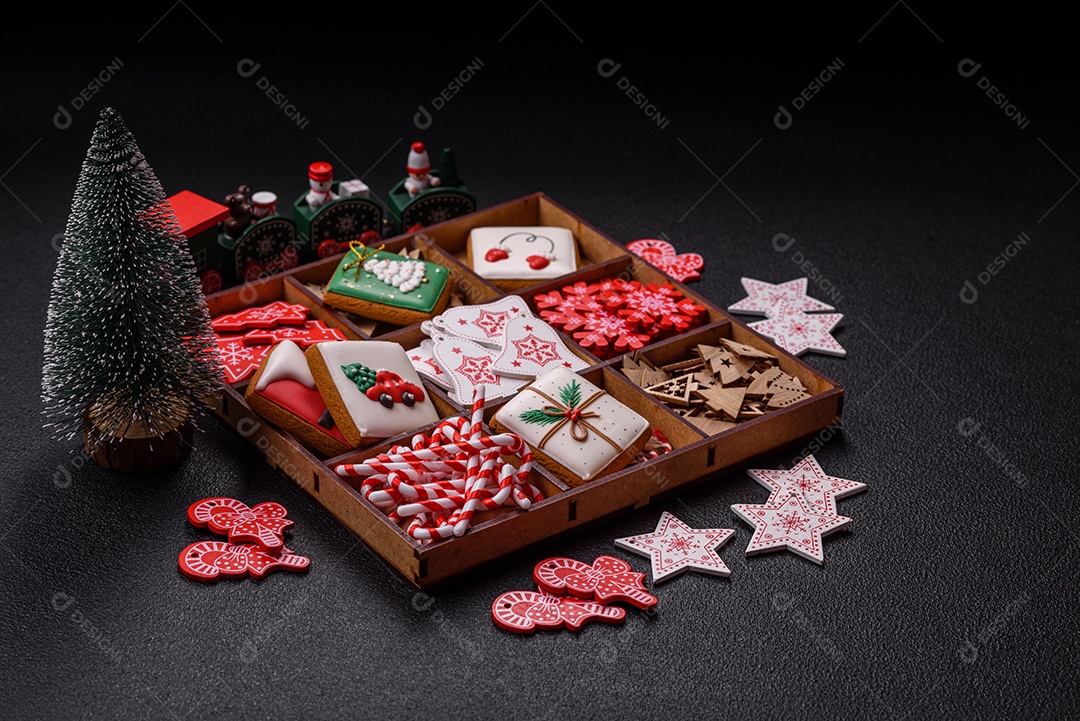 A imagem mostra biscoitos de gengibre (gingerbread) decorados, tipicamente associados ao Natal.