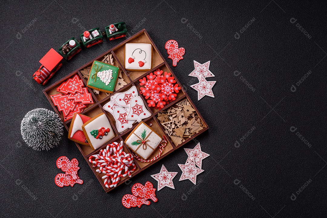 A imagem mostra biscoitos de gengibre (gingerbread) decorados, tipicamente associados ao Natal.