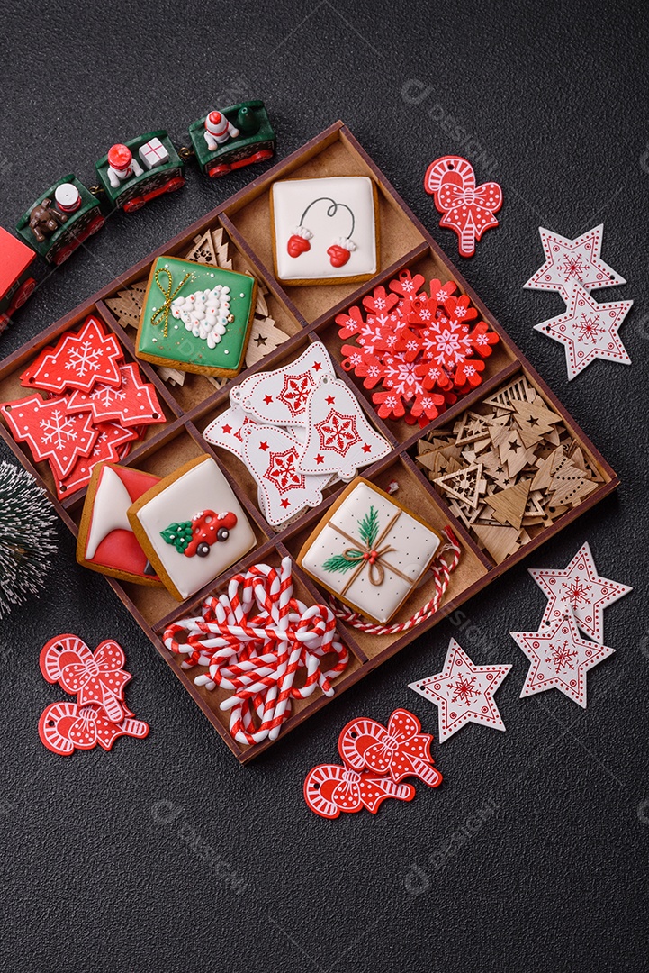 A imagem mostra biscoitos de gengibre (gingerbread) decorados, tipicamente associados ao Natal.