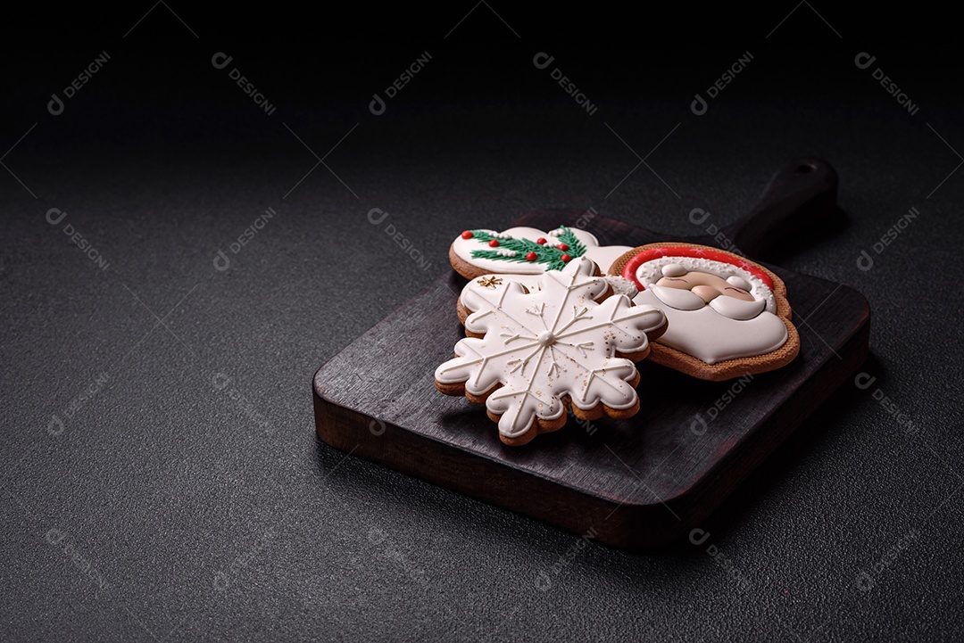 A imagem mostra biscoitos de gengibre (gingerbread) decorados, tipicamente associados ao Natal.