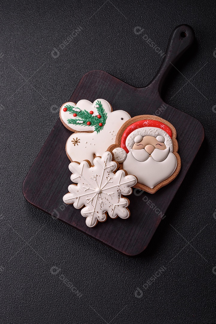 A imagem mostra biscoitos de gengibre (gingerbread) decorados, tipicamente associados ao Natal.