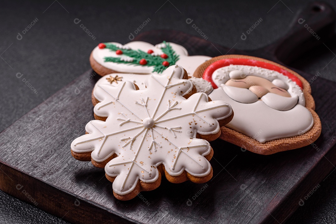 A imagem mostra biscoitos de gengibre (gingerbread) decorados, tipicamente associados ao Natal.