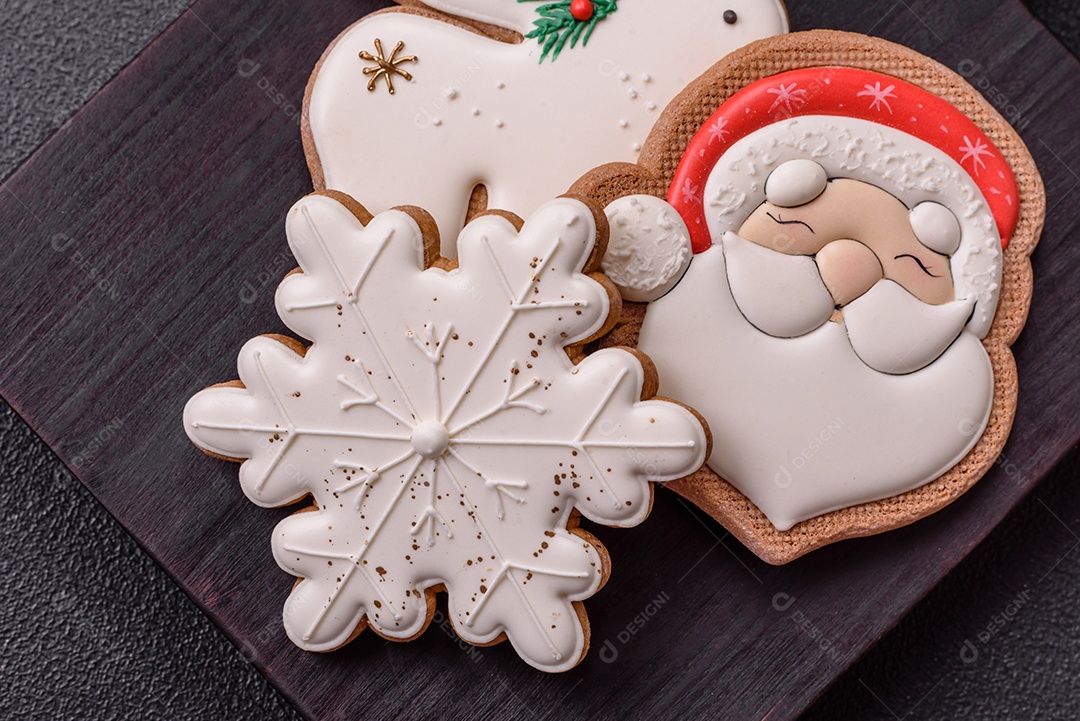 A imagem mostra biscoitos de gengibre (gingerbread) decorados, tipicamente associados ao Natal.