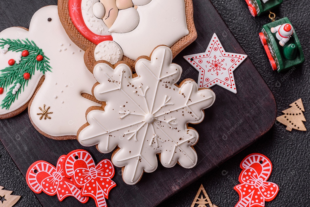 A imagem mostra biscoitos de gengibre (gingerbread) decorados, tipicamente associados ao Natal.