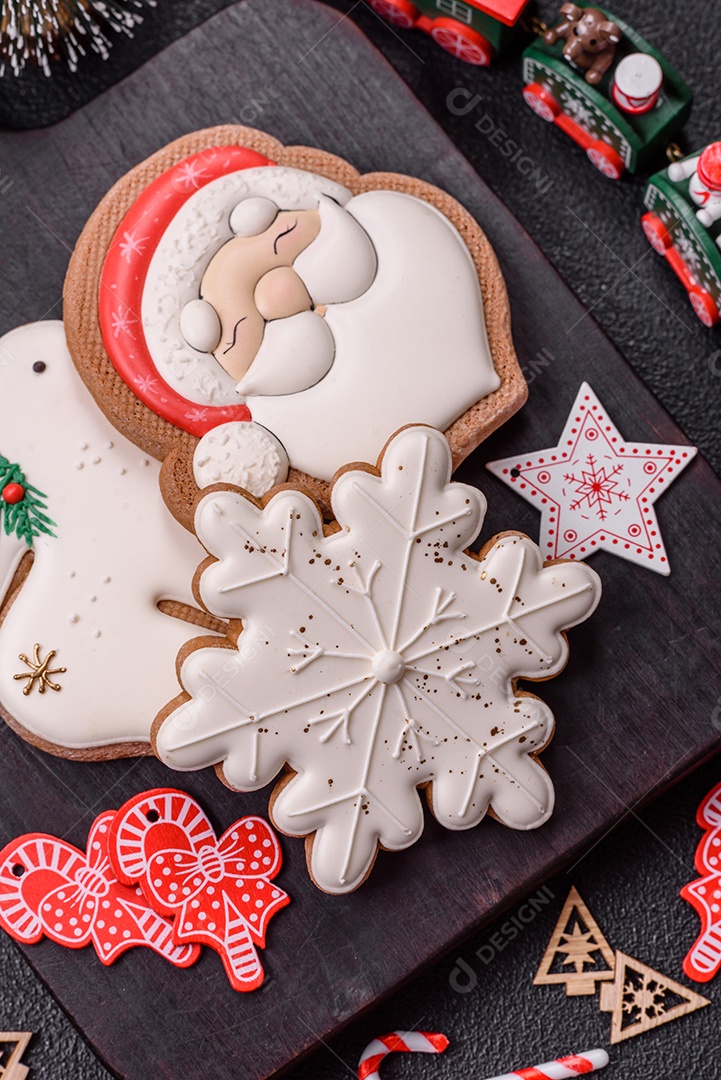 A imagem mostra biscoitos de gengibre (gingerbread) decorados, tipicamente associados ao Natal.