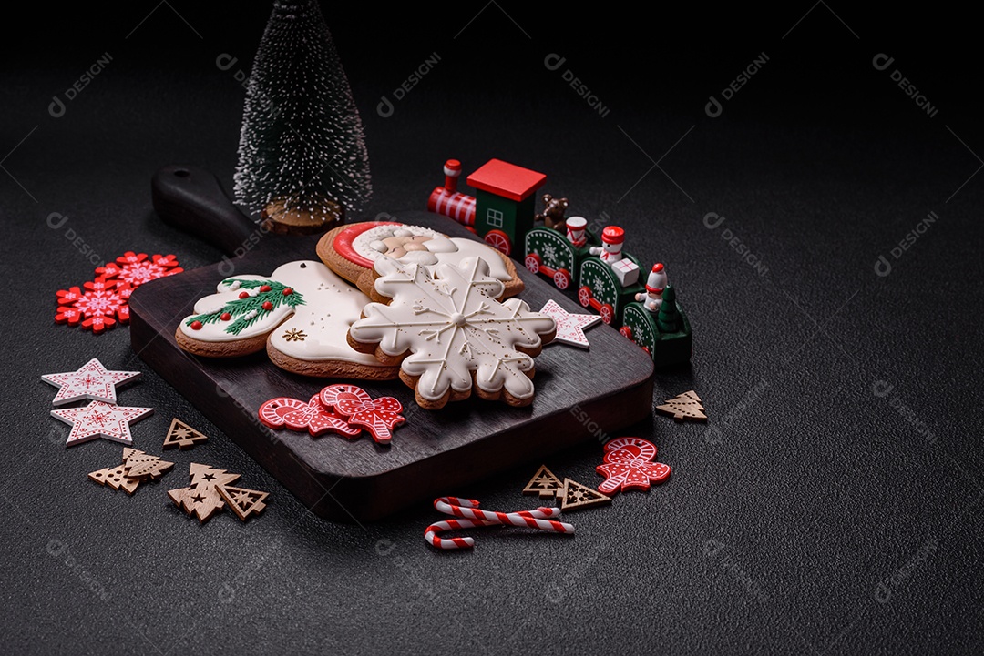 A imagem mostra biscoitos de gengibre (gingerbread) decorados, tipicamente associados ao Natal.
