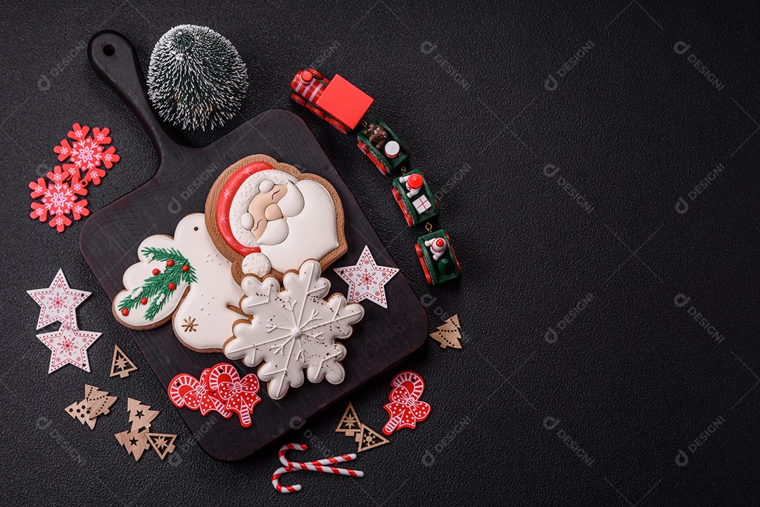 A imagem mostra biscoitos de gengibre (gingerbread) decorados, tipicamente associados ao Natal.