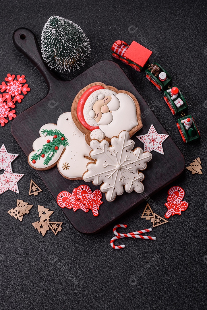 A imagem mostra biscoitos de gengibre (gingerbread) decorados, tipicamente associados ao Natal.