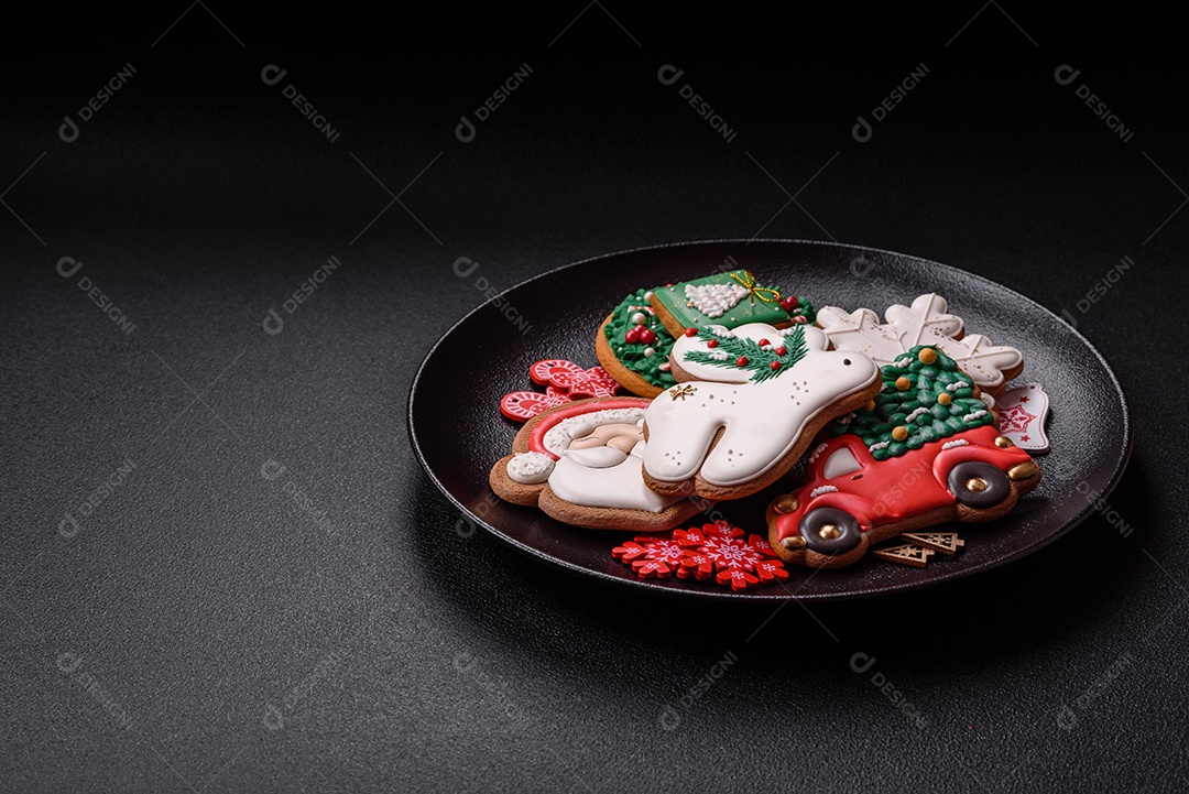 A imagem mostra biscoitos de gengibre (gingerbread) decorados, tipicamente associados ao Natal.
