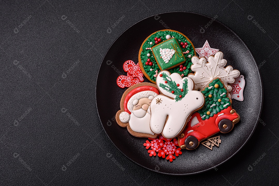 A imagem mostra biscoitos de gengibre (gingerbread) decorados, tipicamente associados ao Natal.