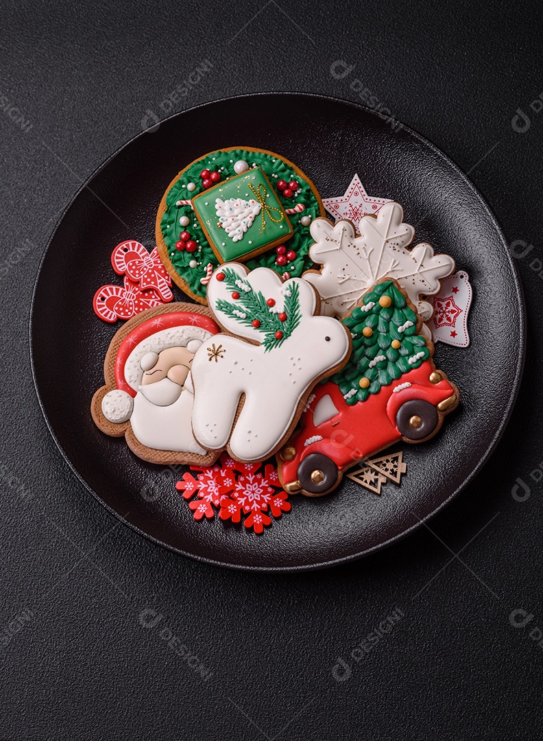 A imagem mostra biscoitos de gengibre (gingerbread) decorados, tipicamente associados ao Natal.