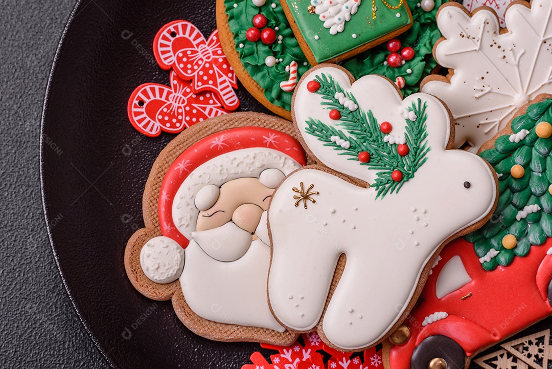 A imagem mostra biscoitos de gengibre (gingerbread) decorados, tipicamente associados ao Natal.