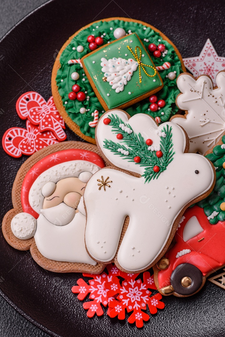 A imagem mostra biscoitos de gengibre (gingerbread) decorados, tipicamente associados ao Natal.