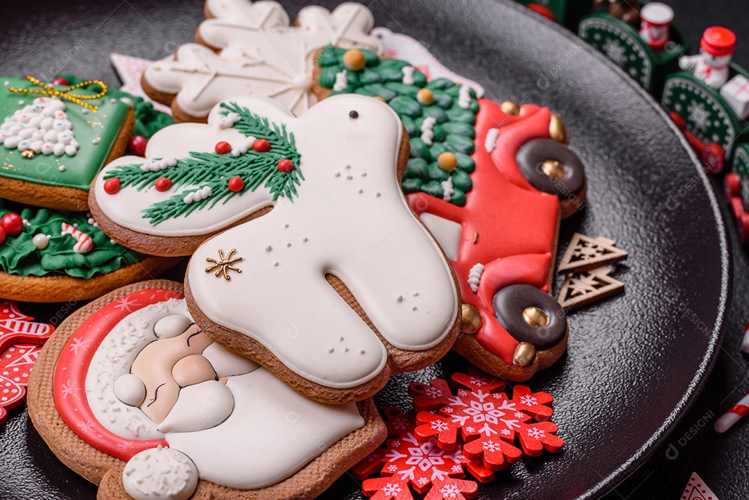 A imagem mostra biscoitos de gengibre (gingerbread) decorados, tipicamente associados ao Natal.