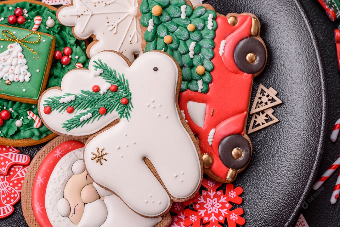 A imagem mostra biscoitos de gengibre (gingerbread) decorados, tipicamente associados ao Natal.