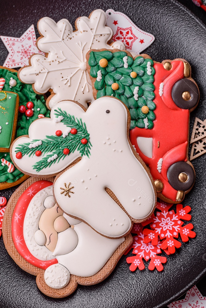 A imagem mostra biscoitos de gengibre (gingerbread) decorados, tipicamente associados ao Natal.