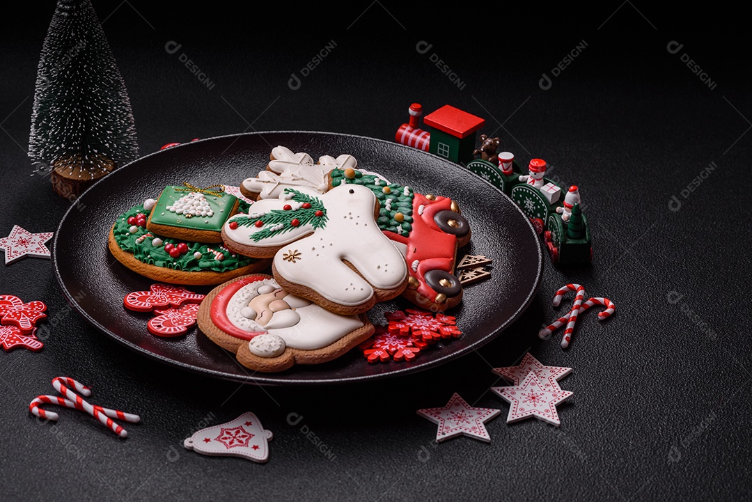 A imagem mostra biscoitos de gengibre (gingerbread) decorados, tipicamente associados ao Natal.