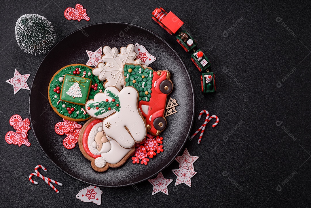 Biscoitos de gengibre caseiros de Natal feitos como doces