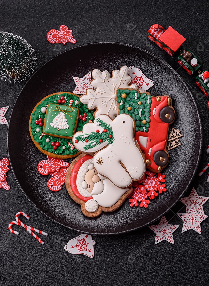 Biscoitos de gengibre caseiros de Natal feitos como doces
