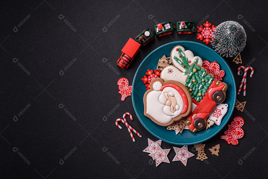 Biscoitos de gengibre caseiros de Natal feitos como doces