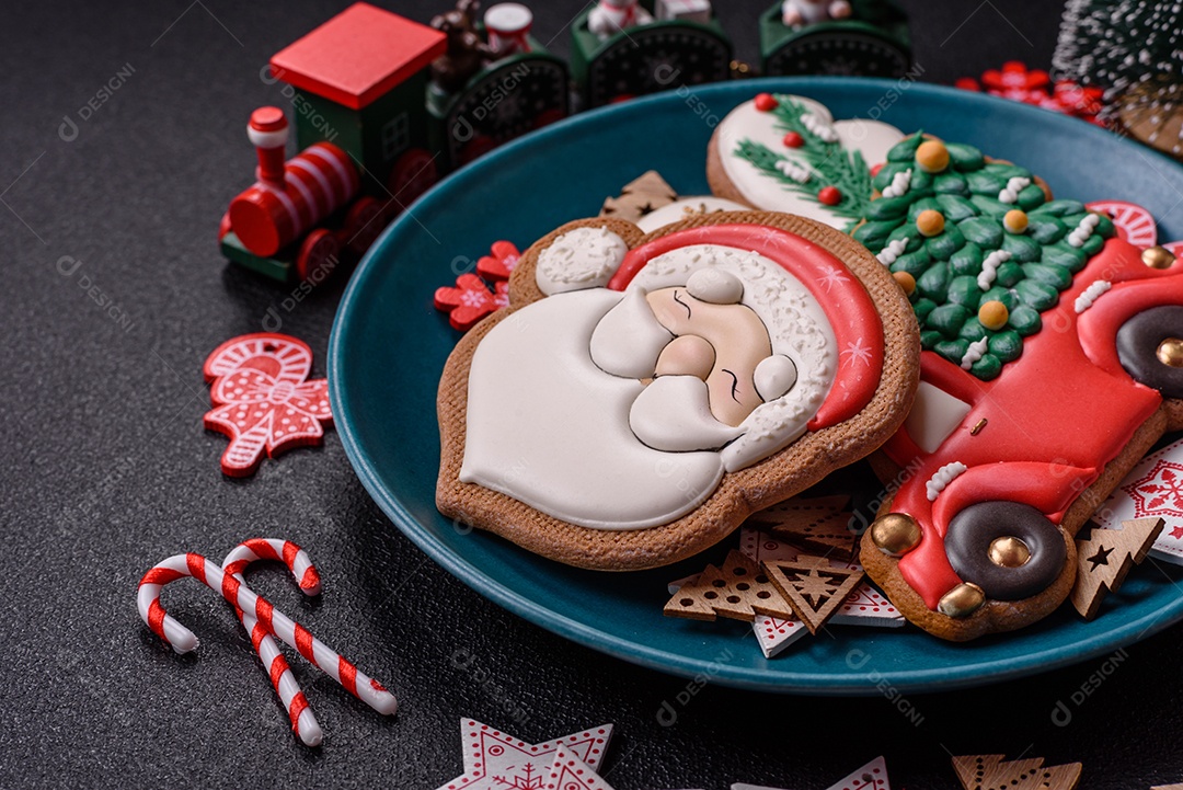 Biscoitos de gengibre caseiros de Natal feitos como doces