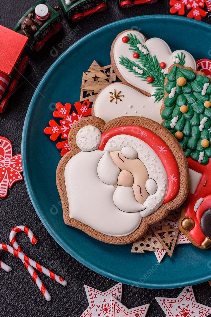 Biscoitos de gengibre caseiros de Natal feitos como doces